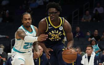 CHARLOTTE, NC - OCTOBER 5: Jalen Smith #25 of the Indiana Pacers drives to the basket during the game against the Charlotte Hornets on October 5, 2022 at Spectrum Center in Charlotte, North Carolina. NOTE TO USER: User expressly acknowledges and agrees that, by downloading and or using this photograph, User is consenting to the terms and conditions of the Getty Images License Agreement. Mandatory Copyright Notice: Copyright 2022 NBAE (Photo by Brock Williams-Smith/NBAE via Getty Images)