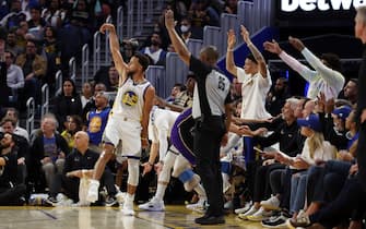 SAN FRANCISCO, CALIFORNIA - OCTOBER 18:  Stephen Curry #30 of the Golden State Warriors hits a three-pointer during the 3rd quarter of the game against Los Angeles Lakers at Chase Center on October 18, 2022 in San Francisco, California. NOTE TO USER: User expressly acknowledges and agrees that, by downloading and or using this photograph, User is consenting to the terms and conditions of the Getty Images License Agreement. (Photo by Ezra Shaw/Getty Images)