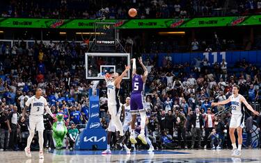 ORLANDO, FL - NOVEMBER 5: De'Aaron Fox #5 of the Sacramento Kings hits the game winning three point shot against the Orlando Magic on November 5, 2022 at Amway Center in Orlando, Florida. NOTE TO USER: User expressly acknowledges and agrees that, by downloading and or using this photograph, User is consenting to the terms and conditions of the Getty Images License Agreement. Mandatory Copyright Notice: Copyright 2022 NBAE (Photo by Gary Bassing/NBAE via Getty Images)