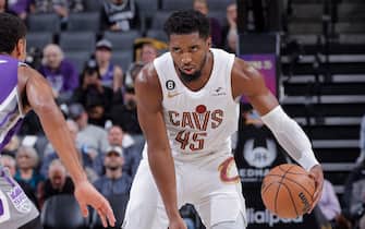 SACRAMENTO, CA - NOVEMBER 9: Donovan Mitchell #45 of the Cleveland Cavaliers dribbles the ball during the game against the Sacramento Kings on November 9, 2022 at Golden 1 Center in Sacramento, California. NOTE TO USER: User expressly acknowledges and agrees that, by downloading and or using this Photograph, user is consenting to the terms and conditions of the Getty Images License Agreement. Mandatory Copyright Notice: Copyright 2022 NBAE (Photo by Rocky Widner/NBAE via Getty Images)