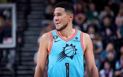 Booker forza e si fa male: fuori dopo 4 minuti