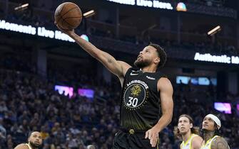 SAN FRANCISCO, CALIFORNIA - NOVEMBER 25: Stephen Curry #30 of the Golden State Warriors goes in for a layup against the Utah Jazz during the first quarter at Chase Center on November 25, 2022 in San Francisco, California. NOTE TO USER: User expressly acknowledges and agrees that, by downloading and or using this photograph, User is consenting to the terms and conditions of the Getty Images License Agreement. (Photo by Thearon W. Henderson/Getty Images)