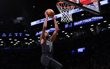 NEW YORK, NEW YORK - DECEMBER 23: Kevin Durant #7 of the Brooklyn Nets dunks the ball during the third quarter of the game against the Milwaukee Bucks at Barclays Center on December 23, 2022 in New York City. NOTE TO USER: User expressly acknowledges and agrees that, by downloading and or using this photograph, User is consenting to the terms and conditions of the Getty Images License Agreement. (Photo by Dustin Satloff/Getty Images)