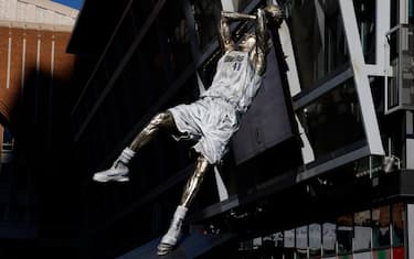 DALLAS, TX - DECEMBER 25: A statue of Dallas Mavericks legend Dirk Nowitzki by artist Omri Amrany is unveiled at American Airlines Center on December 25, 2022 in Dallas, Texas. NOTE TO USER: User expressly acknowledges and agrees that, by downloading and or using this photograph, User is consenting to the terms and conditions of the Getty Images License Agreement. (Photo by Ron Jenkins/Getty Images) 
