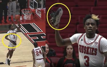 Giocatore NCAA segna con la scarpa in mano. VIDEO