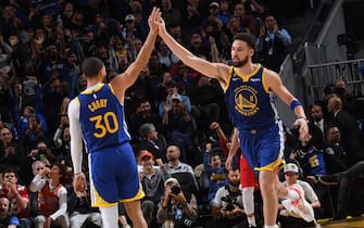 SAN FRANCISCO, CA - JANUARY 27: Teammates Stephen Curry #30 of the Golden State Warriors and Klay Thompson #11 high five during the game against the Toronto Raptors on January 27, 2023 at Chase Center in San Francisco, California. NOTE TO USER: User expressly acknowledges and agrees that, by downloading and or using this photograph, user is consenting to the terms and conditions of Getty Images License Agreement. Mandatory Copyright Notice: Copyright 2023 NBAE (Photo by Noah Graham/NBAE via Getty Images)