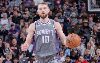 SACRAMENTO, CA - MARCH 9: Domantas Sabonis #10 of the Sacramento Kings dribbles the ball during the game against the New York Knicks on March 9, 2023 at Golden 1 Center in Sacramento, California. NOTE TO USER: User expressly acknowledges and agrees that, by downloading and or using this Photograph, user is consenting to the terms and conditions of the Getty Images License Agreement. Mandatory Copyright Notice: Copyright 2023 NBAE (Photo by Rocky Widner/NBAE via Getty Images)