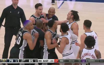 È scontro tra Spurs e Nuggets: due espulsi. VIDEO