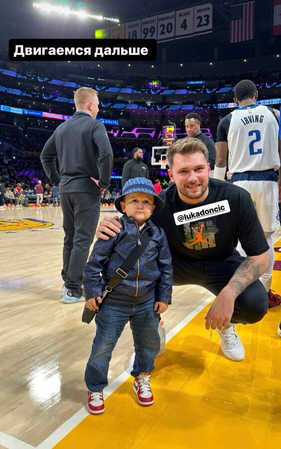 Hasbulla Magomedov e la foto con Luka Doncic prima del match tra Los Angeles Lakers e Dallas Mavericks