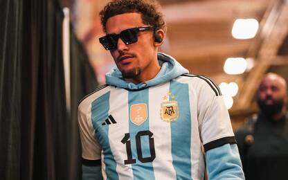 Trae Young all'arena con la maglia di Messi. FOTO