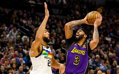 Davis trascina i Lakers, bene Suns e Warriors