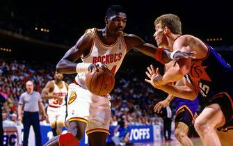 HOUSTON- MAY 21:  Hakeem Olajuwon #34 of the Houston Rockets drives to the basket against Joe Kleine #35 of the Phoenix Suns in Game Seven of the Western Conference Semifinals during the 1994 NBA Finals at the Summit on May 21, 1994 in Houston, Texas.  The Rockets won 104-94.  NOTE TO USER: User expressly acknowledges that, by downloading and or using this photograph, User is consenting to the terms and conditions of the Getty Images License agreement. Mandatory Copyright Notice: Copyright 1994 NBAE (Photo by Nathaniel S. Butler/NBAE via Getty Images)
