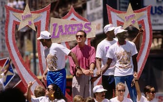 LOS ANGELES, CA - JUNE 1988: Head coach Pat Riley and Michael Cooper #21 of the Los Angeles Lakers celebrate during the 1988 Championship Parade in Los Angeles, California. NOTE TO USER: User expressly acknowledges and agrees that, by downloading and/or using this Photograph, user is consenting to the terms and conditions of the Getty Images License Agreement. Mandatory Copyright Notice: Copyright 1988 NBAE (Photo by Andrew D. Bernstein/NBAE via Getty Images)