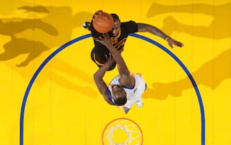 OAKLAND, CA - JUNE 19:  LeBron James #23 of the Cleveland Cavaliers goes up for a dunk against Draymond Green #23 of the Golden State Warriors during Game Seven of the 2016 NBA Finals on June 19, 2016 at ORACLE Arena in Oakland, California. NOTE TO USER: User expressly acknowledges and agrees that, by downloading and or using this photograph, User is consenting to the terms and conditions of the Getty Images License Agreement. Mandatory Copyright Notice: Copyright 2016 NBAE (Photo by Andrew D. Bernstein/NBAE via Getty Images)