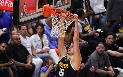 Ferro storto? Jokic si appende per raddrizzarlo