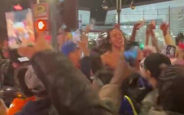Aaron Gordon festeggia in strada coi tifosi. VIDEO