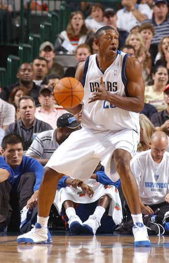 DALLAS - OCTOBER 21:  Didier Ilunga-Mbenga #28 of the Dallas Mavericks looks to pass the ball against the New York Knicks on October 21, 2004 at the American Airlines Center in Dallas, Texas.  NOTE TO USER:  User expressly acknowledges and agrees that, by downloading and or using this photograph, User is consenting to the terms and conditions of the Getty Images License Agreement.  Mandatory Copyright Notice:  Copyright 2004 NBAE  (Photo By Glenn James/NBAE via Getty Images) 