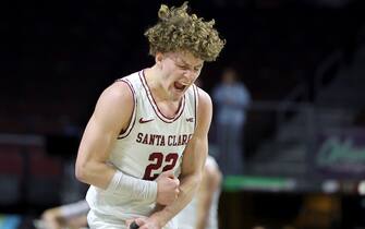 LAS VEGAS, NEVADA - MARCH 04: Brandin Podziemski #22 of the Santa Clara Broncos reacts after he passed to a teammate who scored and drew a foul against the San Francisco Dons in the second half of a quarterfinal game of the West Coast Conference basketball tournament at the Orleans Arena on March 04, 2023 in Las Vegas, Nevada. The Dons defeated the Broncos 93-87 in double overtime. (Photo by Ethan Miller/Getty Images)