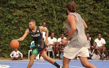 Mbappé gioca a basket in Camerun con Noah. FOTO