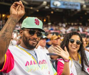 Kawhi Leonard a San Diego per tifare i Padres