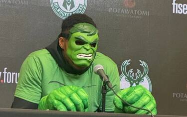 Antetokounmpo festeggia Halloween vestito da Hulk
