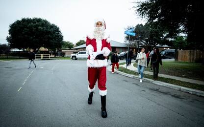 Wemby Babbo Natale per benficenza a San Antonio