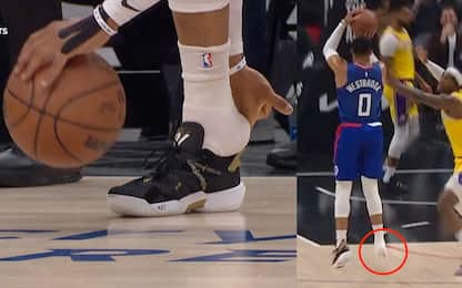 Westbrook segna una tripla senza una scarpa. VIDEO