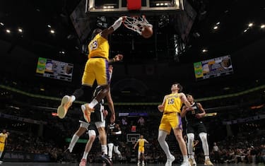 Reaves alza e LeBron schiaccia: Lakers show. VIDEO