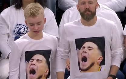"Booker piange": la maglia dei tifosi di Minnesota