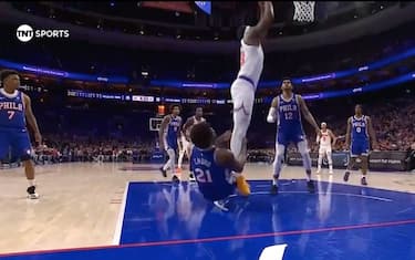 Il fallo di Embiid fa infuriare i Knicks. VIDEO