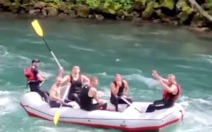Jokic in vacanza si distrae col rafting. VIDEO