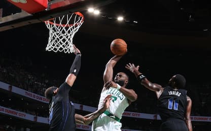 Jaylen Brown schiaccia e lancia i Celtics. VIDEO
