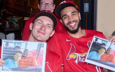 Tatum e Tkachuk ricreano la FOTO iconica sul bus