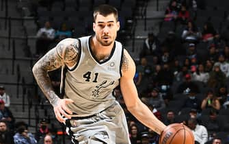 SAN ANTONIO, TX - FEBRUARY 3: Juancho Hernangomez #41 of the San Antonio Spurs dribbles the ball during the game against the Miami Heat on February 3, 2022 at the AT&T Center in San Antonio, Texas. NOTE TO USER: User expressly acknowledges and agrees that, by downloading and or using this photograph, user is consenting to the terms and conditions of the Getty Images License Agreement. Mandatory Copyright Notice: Copyright 2022 NBAE (Photos by Michael Gonzales/NBAE via Getty Images)