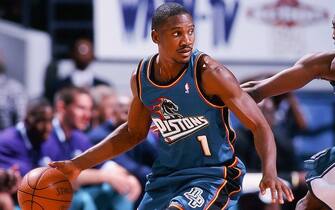 CHARLOTTE, NC - APRIL 14:  Lindsey Hunter of the Detroit Pistons during the game against the Charlotte Hornets on April 14, 1999 at Charlotte Coliseum in Charlotte, North Carolina. (Photo by Sporting News via Getty Images via Getty Images) 