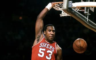 1980:  Darryl Dawkins #53 of the Philadelphia 76'ers dunks during an NBA game. NOTE TO USER: User expressly acknowledges and agrees that, by downloading and or using this photograph, User is consenting to the terms and conditions of the Getty Images License Agreement. Mandatory copyright notice: Copyright NBAE 2002 (Photo by Robert Lewis/NBAE via Getty Images)