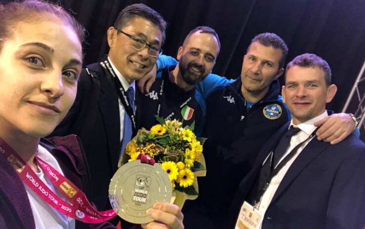 Odette Giuffrida mostra l'argento di Parigi insieme allo staff della Nazionale azzurra