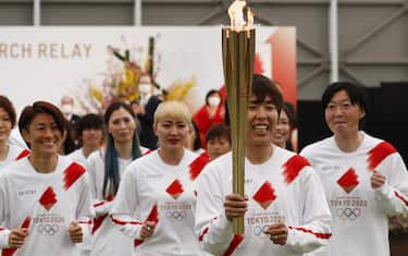 epa09095169 Tokyo 2020 Olympic Torch Relay Grand Start torchbearers Nadeshiko Japan, Japan's women's national soccer team, leads the torch relay in Naraha, Fukushima prefecture, Japan, 25 March 2021.  EPA/KIM KYUNG-HOON / POOL