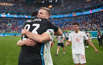 SAINT PETERSBURG, RUSSIA - JULY 02: Dani Olmo (2ndR) of Spain celebrates with his teammates goalkeeper Unai Simon (L) and Pedro Gonzalez Lopez alias Pedri (R) after winning  the UEFA Euro 2020 Championship Quarter-final match between Switzerland and Spain at Saint Petersburg Stadium on July 02, 2021 in Saint Petersburg, Russia. (Photo by Gonzalo Arroyo - UEFA/UEFA via Getty Images)
