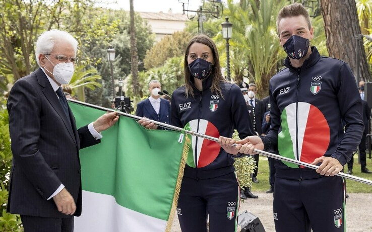Il Presidente della Repubblica Sergio Mattarella consegna la bandiera italiana agli Alfieri della squadra olimpica, Elia Viviani e Jessica Rossi Elia Viviani
