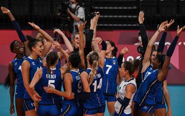 Italy's players celebrate their victory in the women's preliminary round pool B volleyball match between Russia and Italy during the Tokyo 2020 Olympic Games at Ariake Arena in Tokyo on July 25, 2021. (Photo by YURI CORTEZ / AFP) (Photo by YURI CORTEZ/AFP via Getty Images)
