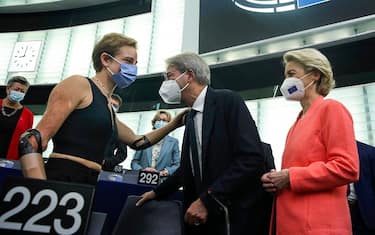 European Commission President Ursula von der Leyen and European Economy Commissioner Paolo Gentiloni (C) speak with Tokyo 2020 Paralympic gold medallist Italy's Beatrice Vio (L) during a plenary session in Strasbourg on September 15, 2021. (Photo by YVES HERMAN / POOL / AFP) (Photo by YVES HERMAN/POOL/AFP via Getty Images)