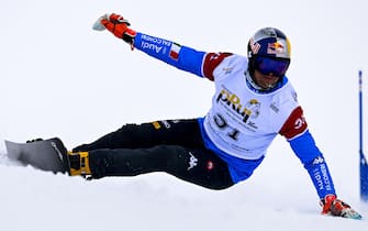 epa09673390 Roland Fischnaller of Italy in action during men's qualifying at the FIS Alpine Snowboard Parallel Giant Slalom race, in Scuol, Switzerland, 08 January 2022.  EPA/GIAN EHRENZELLER