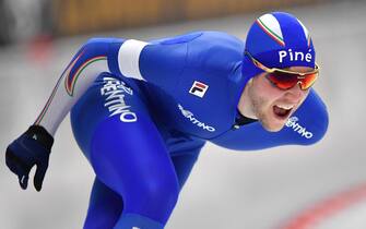 epa07355983 Michele Malfatti of Italy competes in the men's 10000m race at the ISU World Single Distances Speed Skating Championships in Inzell, Germany, 09 February 2019.  EPA/LUKAS BARTH-TUTTAS