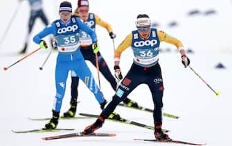 27 February 2021, Bavaria, Oberstdorf: Nordic skiing: World Championships, Cross-country - Skiathlon 2 x 7.5 km, Women. Antonia Fräbel from Germany in action in front of Martina Di Centa from Italy. Photo: Daniel Karmann/dpa