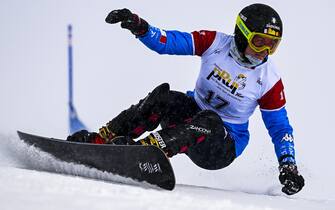 epa09673459 Nadya Ochner of Italy in action during women's qualifying at the FIS Alpine Snowboard Parallel Giant Slalom race, in Scuol, Switzerland, 08 January 2022.  EPA/GIAN EHRENZELLER