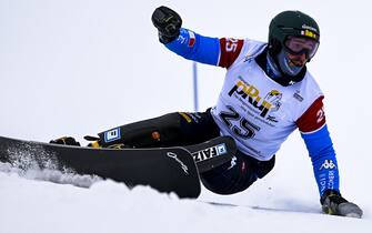 epa09673374 Daniele Bagozza of Italy in action during men's qualifying at the FIS Alpine Snowboard Parallel Giant Slalom race, in Scuol, Switzerland, 08 January 2022.  EPA/GIAN EHRENZELLER