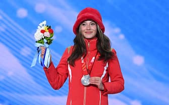 (220215) -- ZHANGJIAKOU, Feb. 15, 2022 (Xinhua) -- Silver medlaist Gu Ailing of China poses during the awarding ceremony of freestyle skiing women's freeski slopestyle at Zhangjiakou Medals Plaza of the Winter Olympics in Zhangjiakou, north China's Hebei Province, Feb. 15, 2022. (Xinhua/Hu Huhu) - Hu Huhu -//CHINENOUVELLE_XxjpseE009210_20220215_PEPFN0A001/2202151657/Credit:CHINE NOUVELLE/SIPA/2202151710