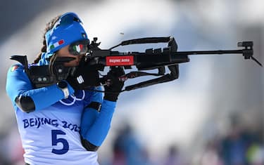 18 February 2022, China, Zhangjiakou: Olympics, biathlon, mass start 12.5 km, women, at the National Biathlon Center, Dorothea Wierer of Italy shooting up. Photo: Hendrik Schmidt/dpa-Zentralbild/dpa