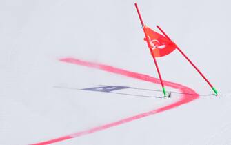19 February 2022, China, Yanqing: Olympics, Alpine Skiing, Team, Mixed, Round of 16 at the National Alpine Skiing Center, the gate on the slope bends in a strong wind. Photo: Michael Kappeler/dpa (Photo by Michael Kappeler/picture alliance via Getty Images)